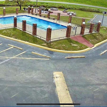 The Country Corner Inn Devine Экстерьер фото