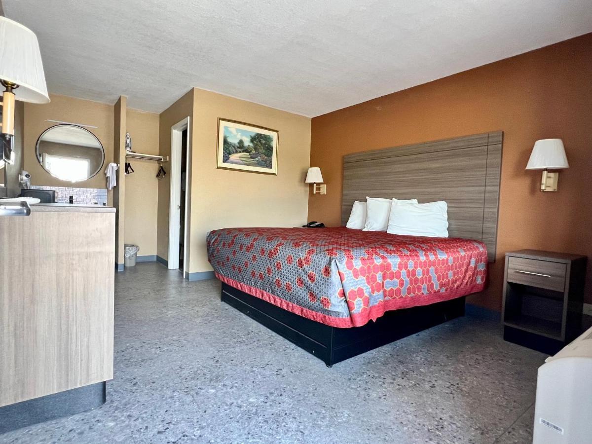 The Country Corner Inn Devine Экстерьер фото